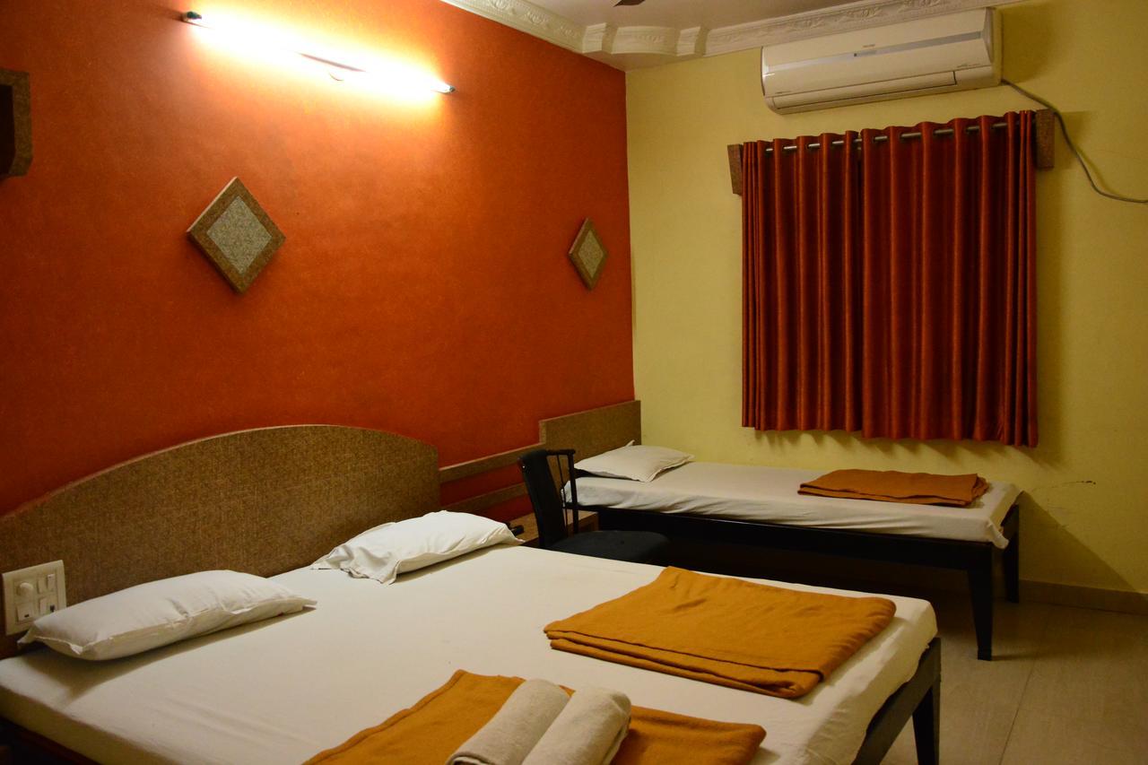 Hotel Madhava 쉬르디 외부 사진